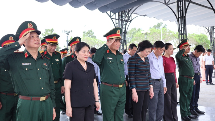 Ph&oacute; Thủ tướng Phạm Thị Thanh Tr&agrave; tri &acirc;n anh h&ugrave;ng liệt sĩ tại Quảng Trị - Ảnh 1.