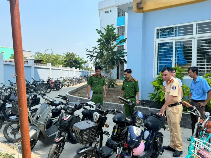 CSGT TPHCM kiểm tra trường học, ph&aacute;t hiện nhiều học sinh vi phạm - Ảnh 1.