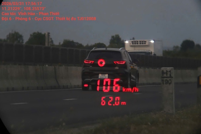 Chạy qu&aacute; tốc độ, kh&ocirc;ng c&oacute; đăng k&yacute; xe: t&agrave;i xế v&agrave; chủ xe bị phạt 24,5 triệu đồng - Ảnh 1.