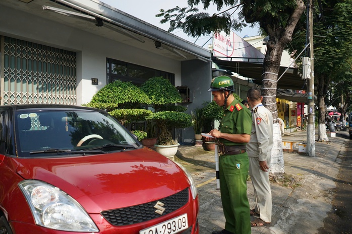 Siết quản lý vỉa hè ở Đà Nẵng: Đỗ xe, gắn biển hiệu thế nào cho đúng? - Ảnh 1. Siết quản lý vỉa hè ở Đà Nẵng: Đỗ xe, gắn biển hiệu thế nào cho đúng? - Ảnh 1.