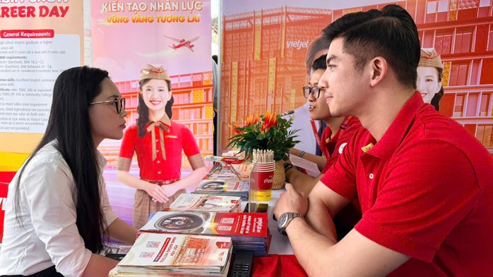 5.000 GenZ đến HUFLIT "săn" c&ocirc;ng việc xịn x&ograve; - Ảnh 1.