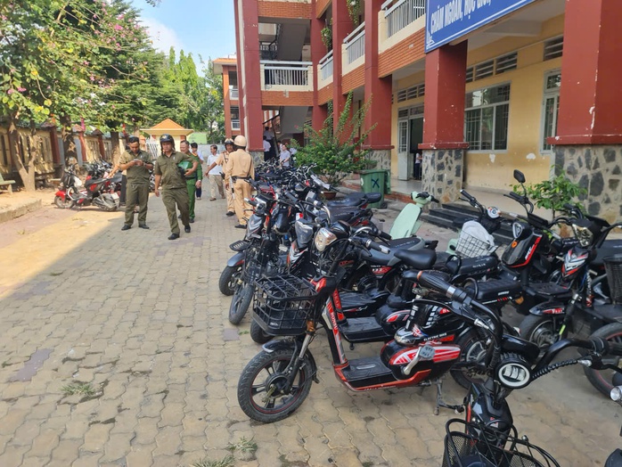 CSGT TPHCM kiểm tra trường học, ph&aacute;t hiện nhiều học sinh vi phạm - Ảnh 2.