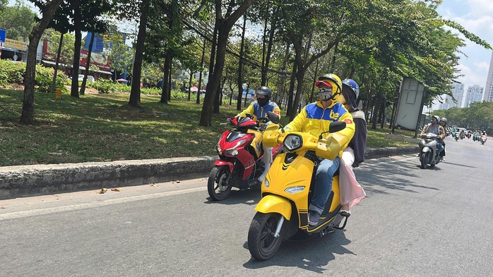 Mưu sinh giữa ngày nắng nóng - Ảnh 1.