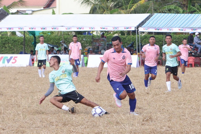 Giải đấu "độc lạ" g&acirc;y ch&uacute; &yacute;: H&agrave;ng trăm n&ocirc;ng d&acirc;n Khmer đ&aacute; b&oacute;ng tr&ecirc;n ruộng - Ảnh 5.