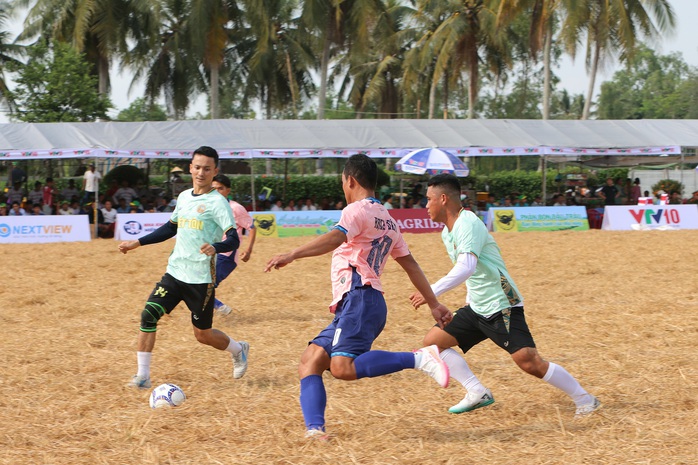 Giải đấu "độc lạ" g&acirc;y ch&uacute; &yacute;: H&agrave;ng trăm n&ocirc;ng d&acirc;n Khmer đ&aacute; b&oacute;ng tr&ecirc;n ruộng - Ảnh 6.