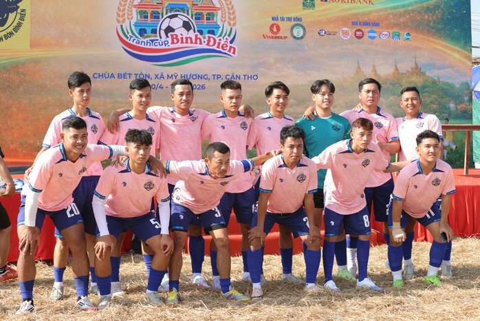 Giải đấu "độc lạ" g&acirc;y ch&uacute; &yacute;: H&agrave;ng trăm n&ocirc;ng d&acirc;n Khmer đ&aacute; b&oacute;ng tr&ecirc;n ruộng - Ảnh 3.