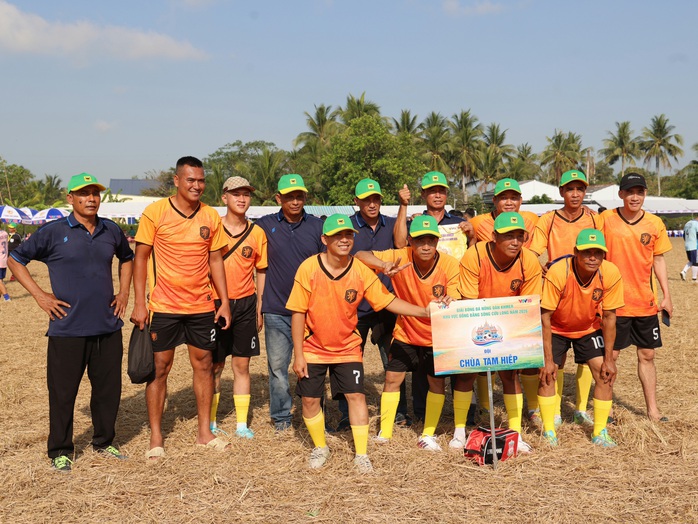 Giải đấu "độc lạ" g&acirc;y ch&uacute; &yacute;: H&agrave;ng trăm n&ocirc;ng d&acirc;n Khmer đ&aacute; b&oacute;ng tr&ecirc;n ruộng - Ảnh 2.