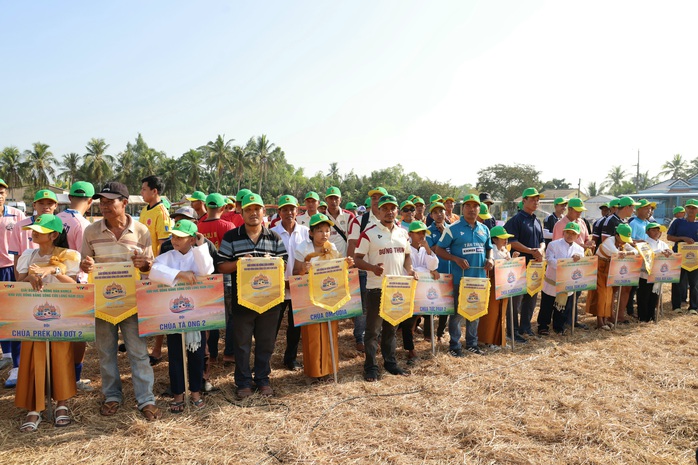 Giải đấu "độc lạ" g&acirc;y ch&uacute; &yacute;: H&agrave;ng trăm n&ocirc;ng d&acirc;n Khmer đ&aacute; b&oacute;ng tr&ecirc;n ruộng - Ảnh 4.