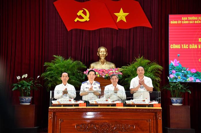 Cảnh s&aacute;t biển Việt Nam phối hợp với c&aacute;c tỉnh, th&agrave;nh ĐBSCL chăm lo cho ngư d&acirc;n - Ảnh 9.