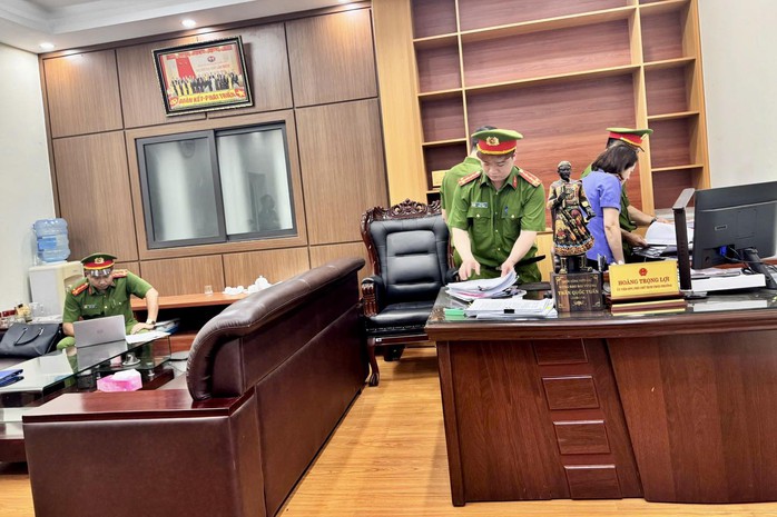 H&igrave;nh ảnh kh&aacute;m x&eacute;t, bắt giữ nguy&ecirc;n Ph&oacute; Chủ tịch th&agrave;nh phố li&ecirc;n quan nh&oacute;m &ldquo;x&atilde; hội đen&rdquo; - Ảnh 5.