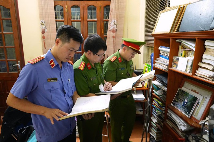 H&igrave;nh ảnh kh&aacute;m x&eacute;t, bắt giữ nguy&ecirc;n Ph&oacute; Chủ tịch th&agrave;nh phố li&ecirc;n quan nh&oacute;m &ldquo;x&atilde; hội đen&rdquo; - Ảnh 6.