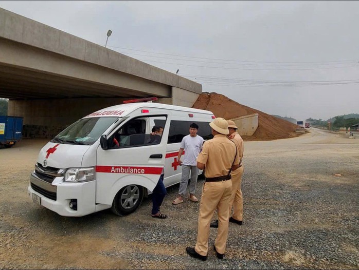 Bố giao xe cứu thương cho con trai chưa c&oacute; giấy ph&eacute;p l&aacute;i xe điều khiển  - Ảnh 1.