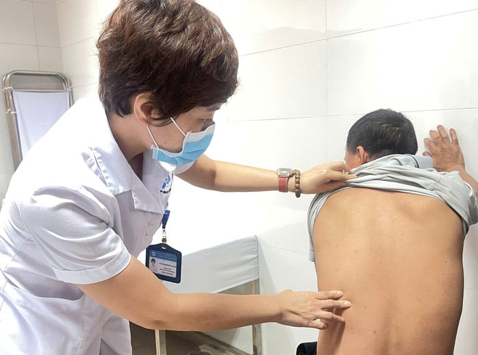 Sau chơi thể thao, nhiều người ngứa da, nổi mẩn v&igrave; nắng n&oacute;ng - Ảnh 1.