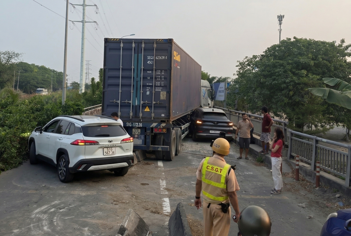 TPHCM: Tai nạn tr&ecirc;n đường V&otilde; Ch&iacute; C&ocirc;ng, CSGT nỗ lực giải tỏa &ugrave;n ứ - Ảnh 1.