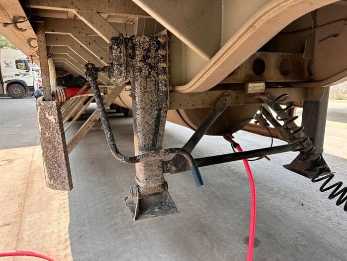 Hơn 1.200 l&iacute;t dầu diesel đưa qua bi&ecirc;n giới bị bắt giữ, h&eacute; lộ thủ đoạn tinh vi  - Ảnh 2.