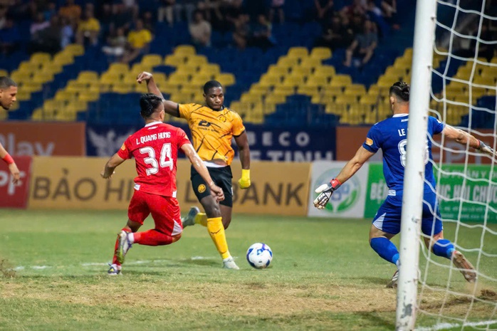 Đề xuất tăng ngoại binh ở V-League: Ph&eacute;p thử về năng lực t&agrave;i ch&iacute;nh - Ảnh 2.