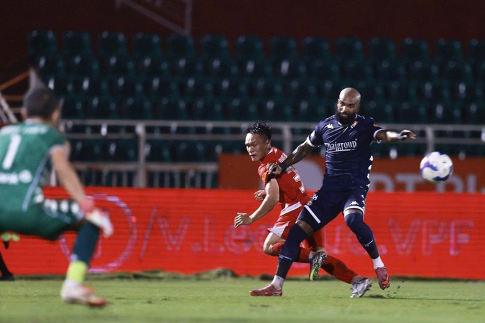 Đề xuất tăng ngoại binh ở V-League: Ph&eacute;p thử về năng lực t&agrave;i ch&iacute;nh - Ảnh 1.