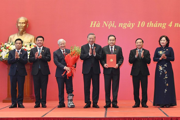 Tổng Bí thư, Chủ tịch nước trao Quyết định của Bộ Chính trị chỉ định Đảng ủy Quốc hội - Ảnh 1.