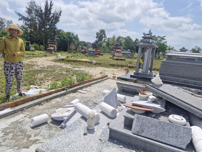 Công an điều tra vụ việc mộ Mẹ Việt Nam Anh hùng bị đập phá - Ảnh 2.