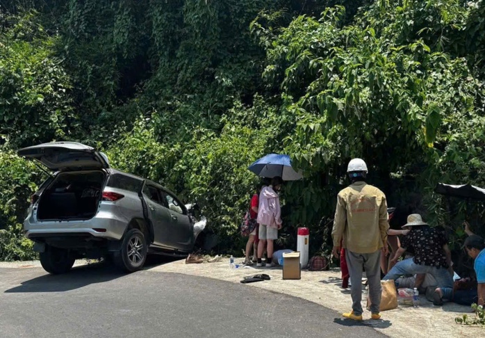 Xe Fortuner lao xuống mương tr&ecirc;n đ&egrave;o H&ograve;n B&agrave;, 1 người tử vong - Ảnh 1.