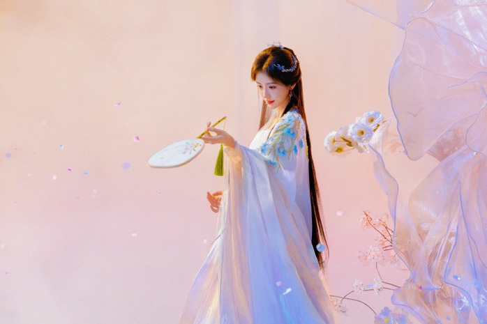 "Mỹ nh&acirc;n 4.000 năm c&oacute; một" khoe nhan sắc lung linh, ti&ecirc;n nữ - Ảnh 1.