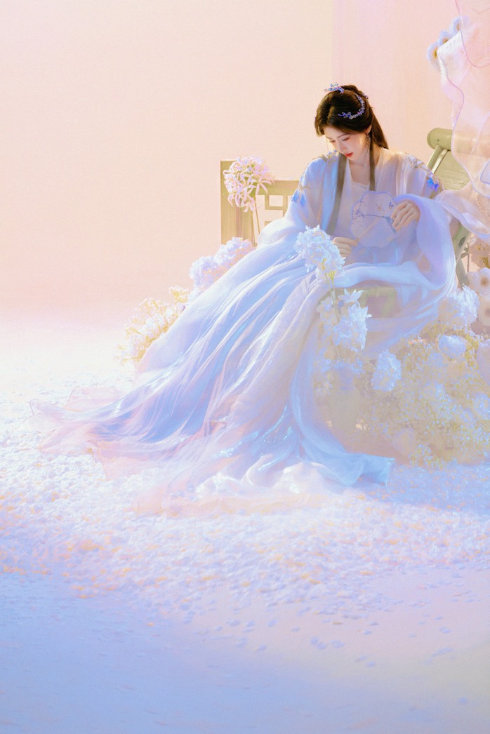 "Mỹ nh&acirc;n 4.000 năm c&oacute; một" khoe nhan sắc lung linh, ti&ecirc;n nữ - Ảnh 4.