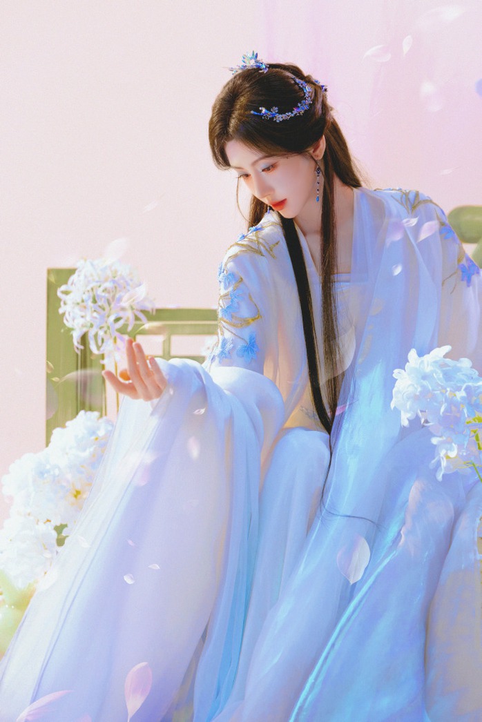 "Mỹ nh&acirc;n 4.000 năm c&oacute; một" khoe nhan sắc lung linh, ti&ecirc;n nữ - Ảnh 3.