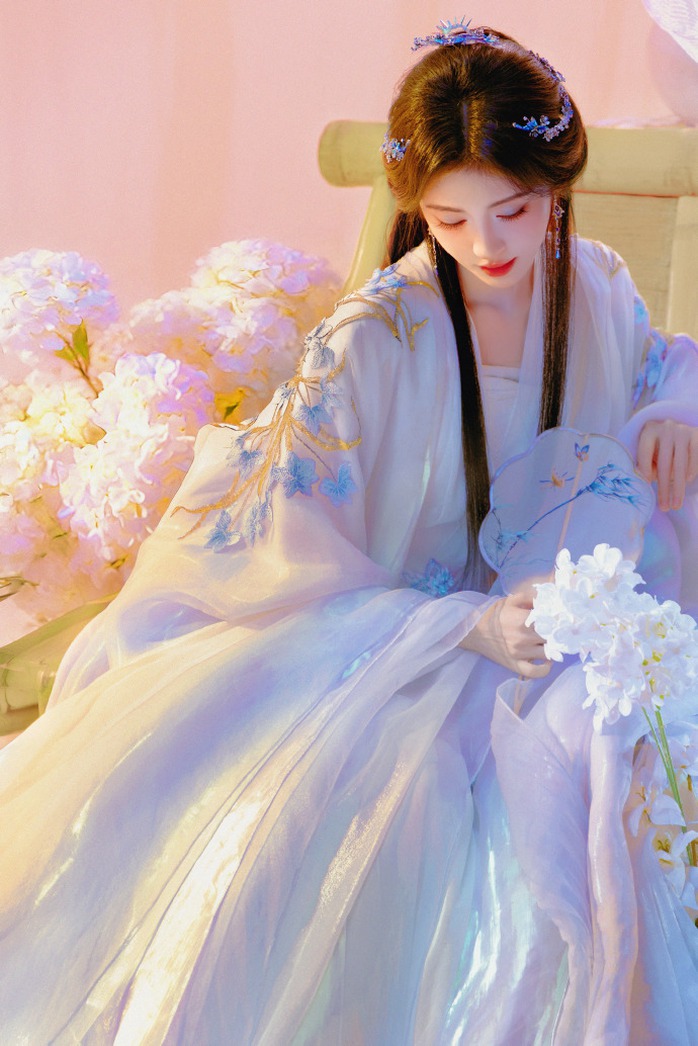 "Mỹ nh&acirc;n 4.000 năm c&oacute; một" khoe nhan sắc lung linh, ti&ecirc;n nữ - Ảnh 6.