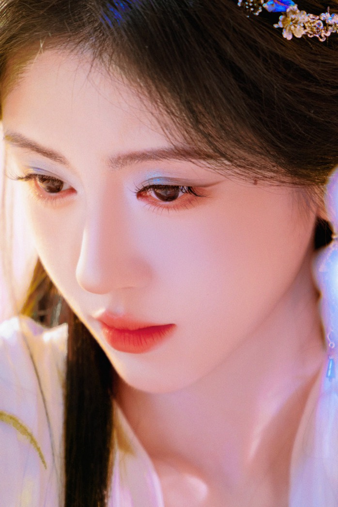 "Mỹ nh&acirc;n 4.000 năm c&oacute; một" khoe nhan sắc lung linh, ti&ecirc;n nữ - Ảnh 9.