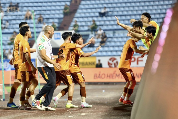 CLB Hoàng Anh Gia Lai tạo "địa chấn" ở Thiên Trường - Ảnh 4.