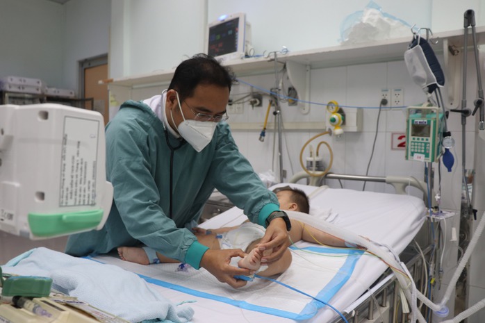 Không có ban rõ rệt, vì sao trẻ vẫn có thể mắc tay chân miệng thể nặng, thậm chí nguy kịch? - Ảnh 1.