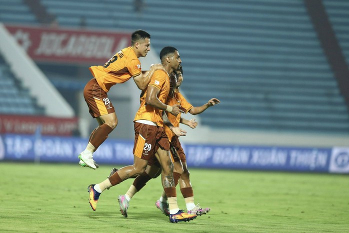 CLB Hoàng Anh Gia Lai tạo "địa chấn" ở Thiên Trường - Ảnh 2.