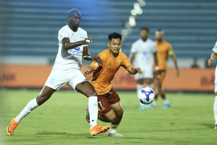 CLB Hoàng Anh Gia Lai tạo "địa chấn" ở Thiên Trường - Ảnh 1.