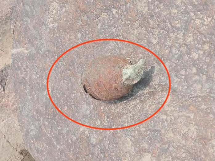 Học sinh lớp 8 giao nộp lựu đạn còn nguyên kíp nổ cho CSGT tại gia Lai - Ảnh 2. Học sinh lớp 8 giao nộp lựu đạn còn nguyên kíp nổ cho CSGT tại gia Lai - Ảnh 2.