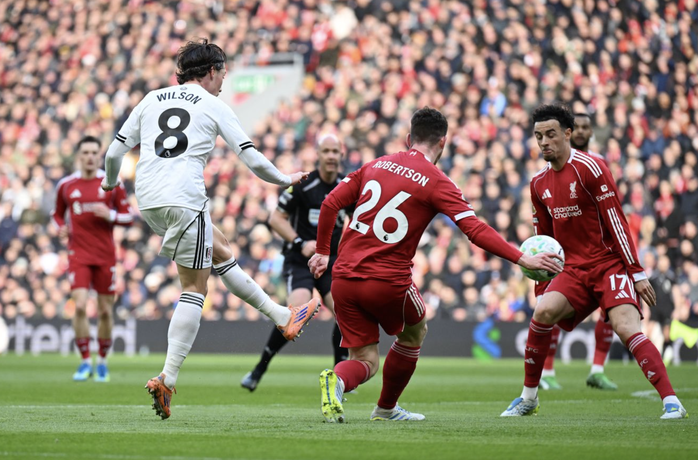 Sao 17 tuổi gi&uacute;p Liverpool t&igrave;m lại mạch chiến thắng - Ảnh 1.