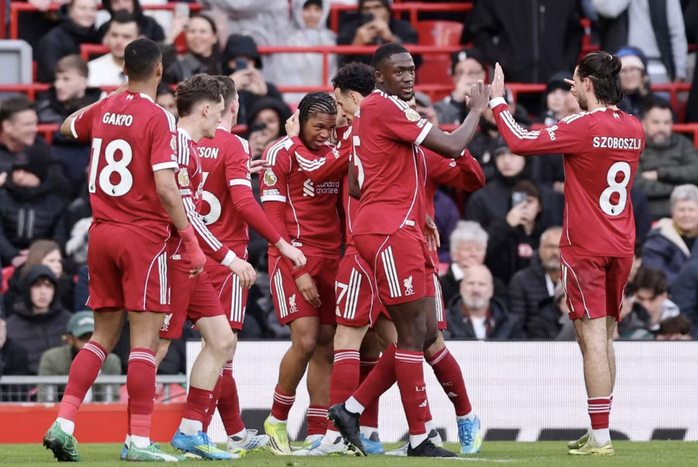 Sao 17 tuổi gi&uacute;p Liverpool t&igrave;m lại mạch chiến thắng - Ảnh 4.