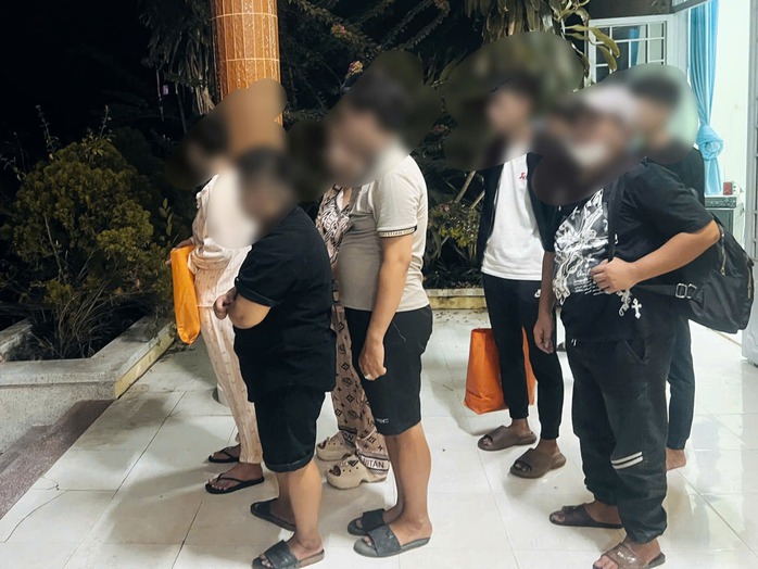 C&ocirc;ng an TPHCM tiếp nhận c&ocirc;ng d&acirc;n bị Campuchia trục xuất do lừa đảo trực tuyến - Ảnh 1.