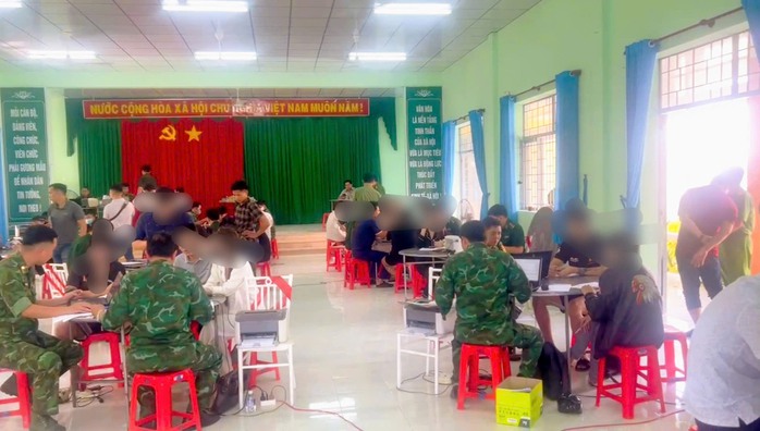 C&ocirc;ng an TPHCM tiếp nhận c&ocirc;ng d&acirc;n bị Campuchia trục xuất do lừa đảo trực tuyến - Ảnh 2.