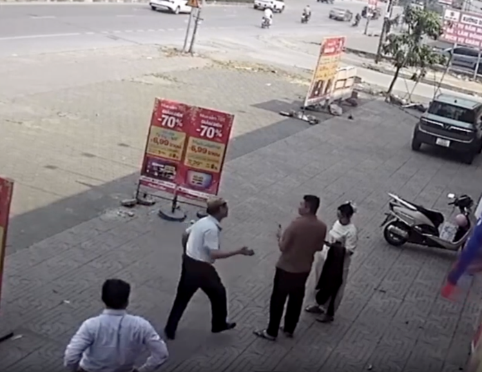 Vụ h&agrave;nh kh&aacute;ch bị đe dọa, h&agrave;nh hung: C&ocirc;ng an mời t&agrave;i xế taxi l&ecirc;n l&agrave;m việc - Ảnh 1.