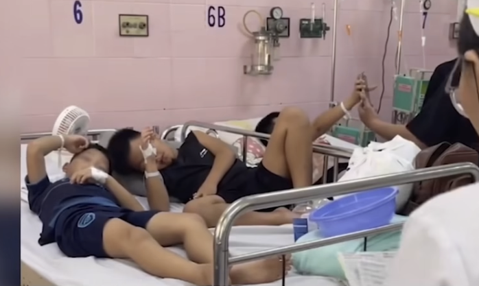 H&agrave;ng trăm học sinh TPHCM nghi ngộ độc, Bộ Y tế y&ecirc;u cầu l&agrave;m r&otilde; - Ảnh 1.