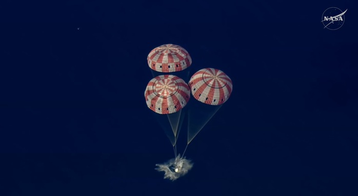 Chùm ảnh: 4 phi hành gia Artemis II hạ cánh xuống Thái Bình Dương - Ảnh 1.