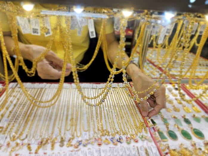 Gi&aacute; v&agrave;ng h&ocirc;m nay 12 - 4: Giảm mạnh bất chấp xu hướng thế giới - Ảnh 1.