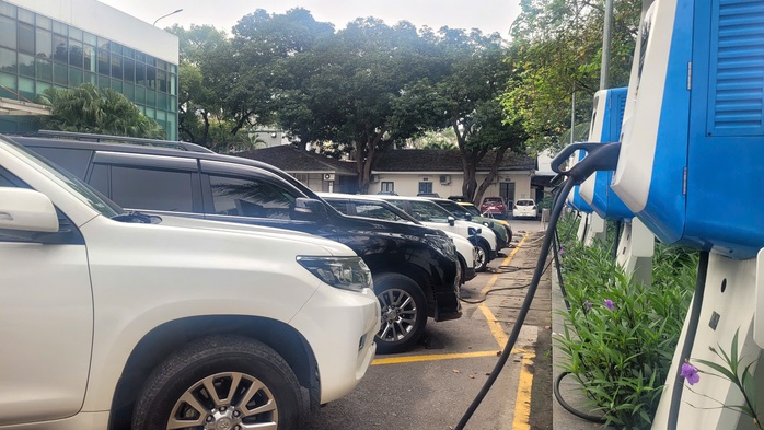 T&aacute;c động của 100 . 000 Xe &ocirc; t&ocirc; điện c&ugrave;ng sạc l&ecirc;n hệ thống điện Việt Nam 2026 - Ảnh 1.