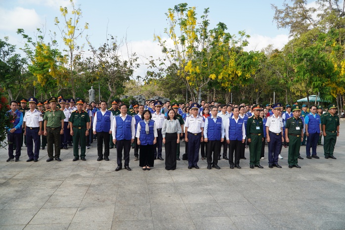 Đoàn đại biểu TPHCM và Bộ Tư lệnh Vùng Cảnh sát biển 3 tưởng niệm liệt sĩ tại Côn Đảo - Ảnh 2.