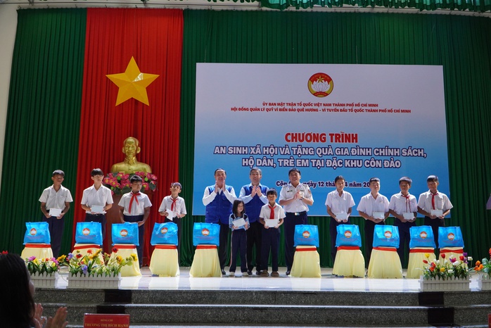 Chăm lo hơn 2,2 tỉ đồng cho Đặc khu C&ocirc;n Đảo, TPHCM - Ảnh 2.