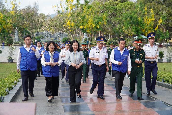 Đoàn đại biểu TPHCM và Bộ Tư lệnh Vùng Cảnh sát biển 3 tưởng niệm liệt sĩ tại Côn Đảo - Ảnh 3.