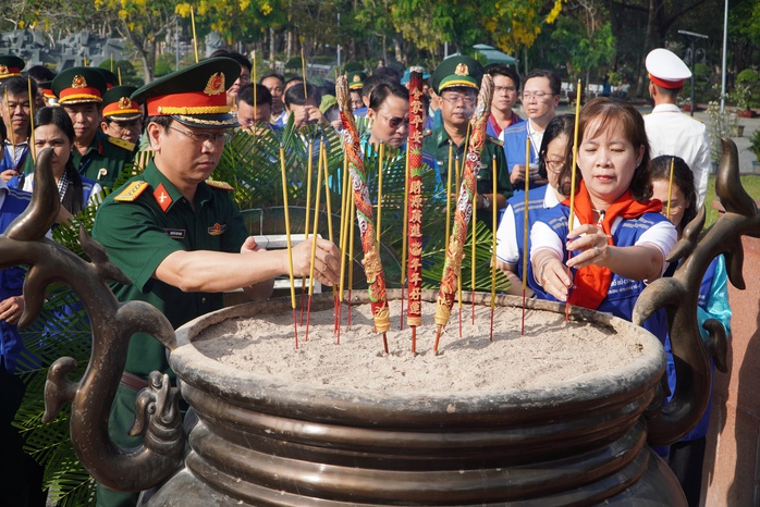 Đoàn đại biểu TPHCM và Bộ Tư lệnh Vùng Cảnh sát biển 3 tưởng niệm liệt sĩ tại Côn Đảo - Ảnh 4.