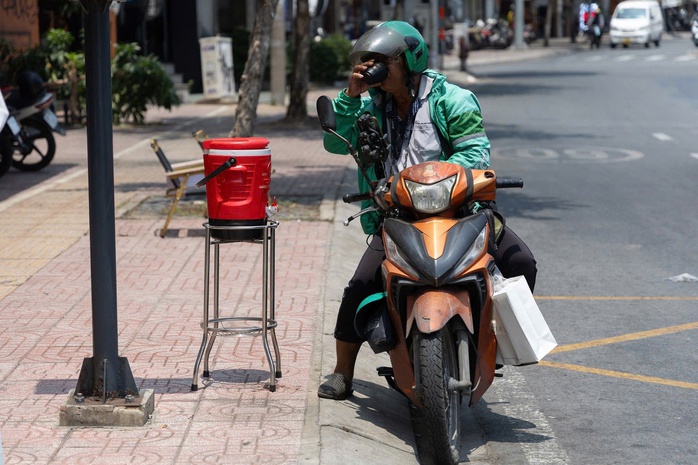 Xanh h&oacute;a đ&ocirc; thị để "giải nhiệt" m&ugrave;a kh&ocirc; - Ảnh 1.