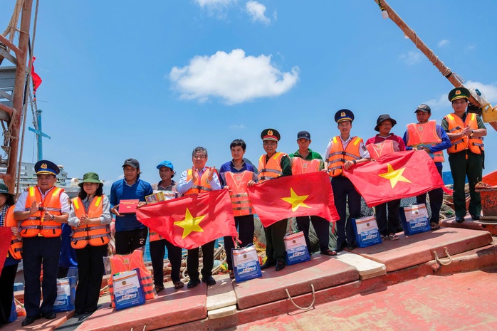 Chăm lo hơn 2,2 tỉ đồng cho Đặc khu C&ocirc;n Đảo, TPHCM - Ảnh 1.