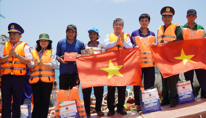 Trao cờ Tổ quốc, tặng qu&agrave; cho qu&acirc;n, d&acirc;n đặc khu C&ocirc;n Đảo - Ảnh 1.